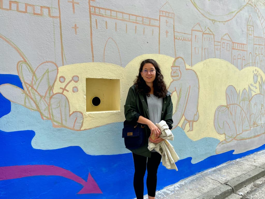 Veronika Hozjan Brave Kids 2021 artystka wspiera dzieci w malowaniu eko muralu we Wrocławiu farbami antysmogowymi KNOxOUT