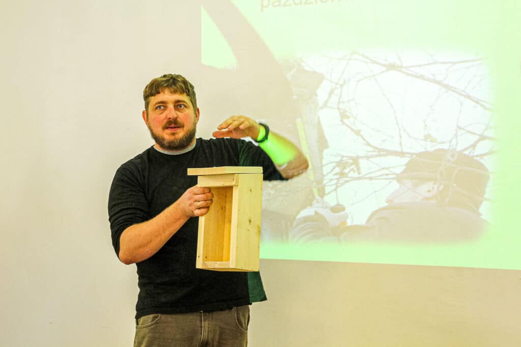 Jakub Typiak tłumaczy, jak zrobić budkę lęgową dla szpaka